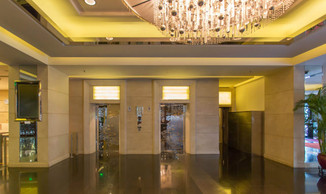 荷华明城大厦电梯间